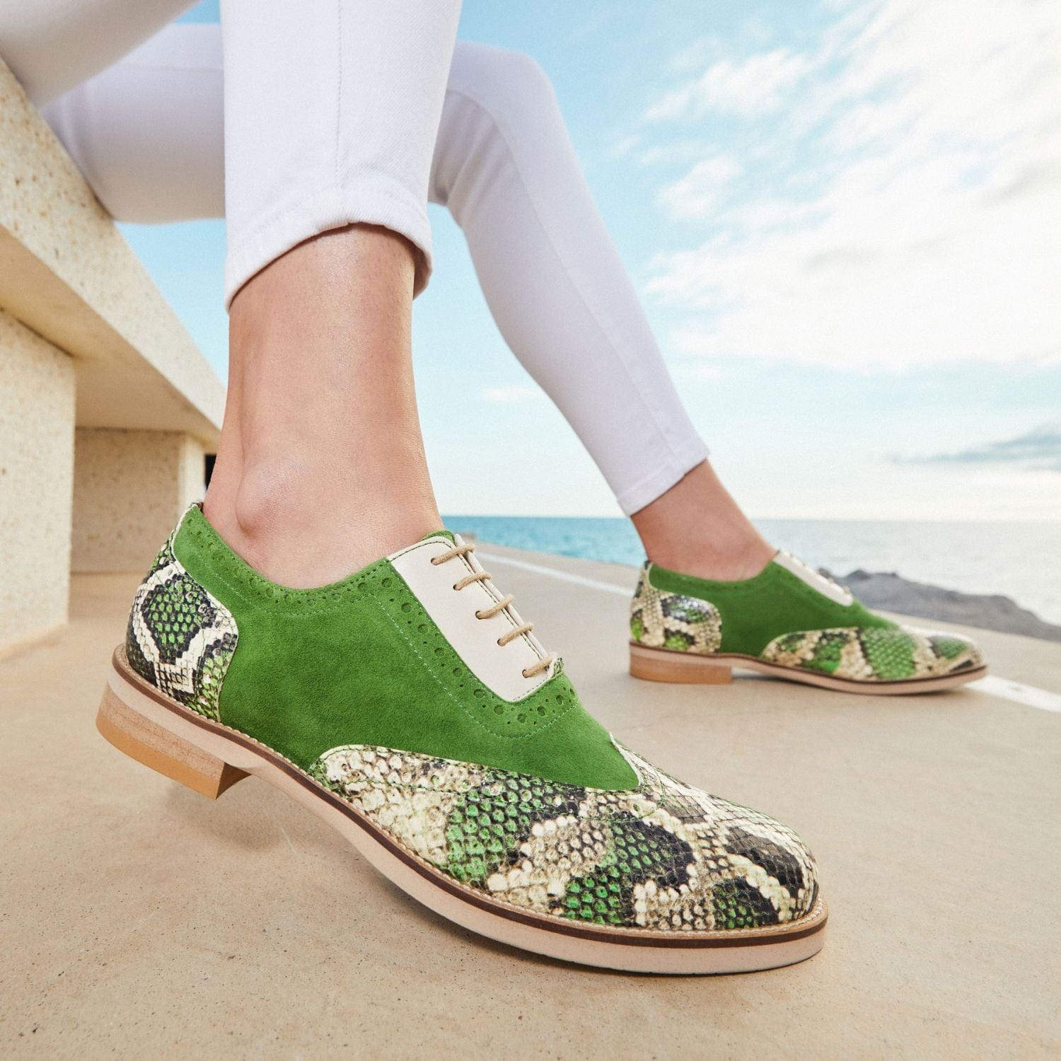 Vivienne - Green Snake - Women's oxford lace-up shoe with brogue details